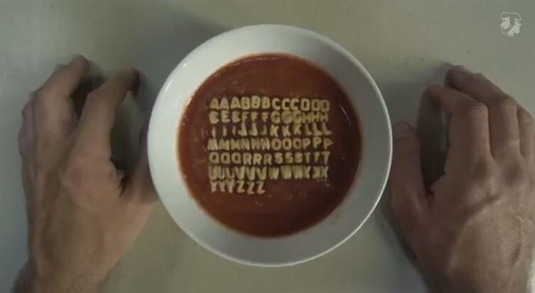 Суп с безупречно выложенным алфавитом даже жалко есть. Может, подарить школе?..