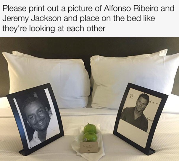 14. Пожалуйста, разместите на тумбочке фото Алонсо Рибейро и Джереми Джексона, как если бы они смотрят друг на друга