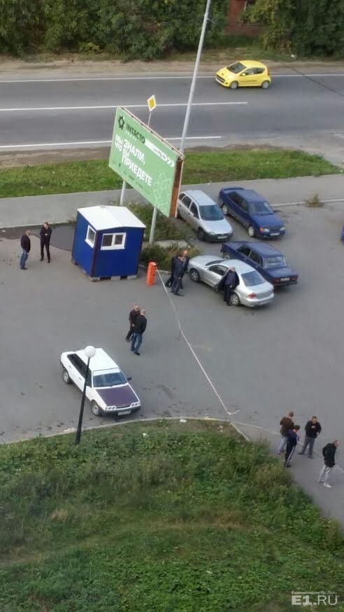 В Екатеринбурге за ночь превратили бесплатную парковку в платную, огородив машины бетонными блоками