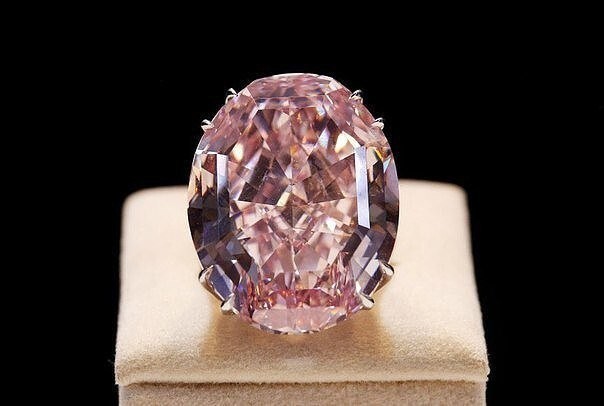 «Розовая звезда» — самый дорогой бриллиант, который был продан за $72 млн.