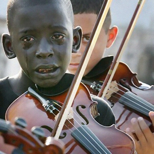 Диего Торквато, 12-летний скрипач из Бразилии. Мальчик играет на похоронах своего преподавателя, который научил его играть на скрипке