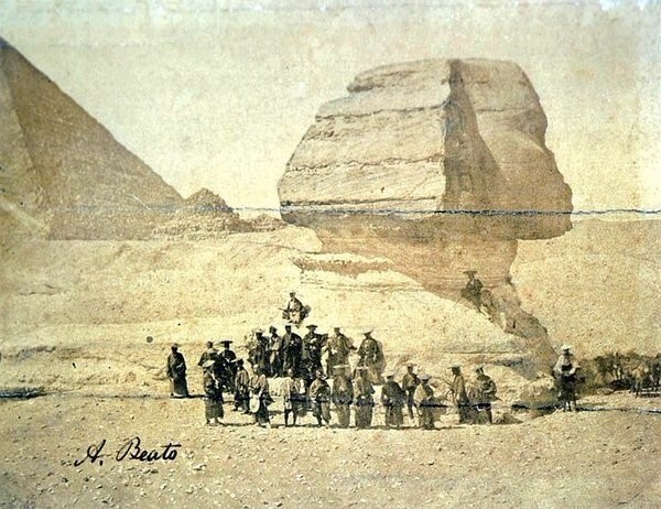 Самураи рядом с еще не раскопанным Сфинксом, 1863 г.