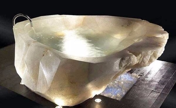 Самая дорогая ванна в мире. Ванна стоимостью 1.000.000$, вырезана из цельного куска кварца.