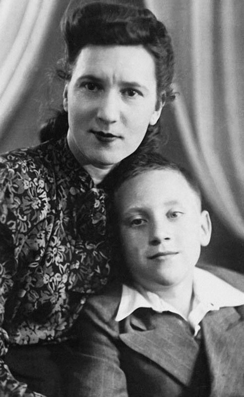 Нина Максимовна Высоцкая с сыном Володей Высоцким. 1950 г