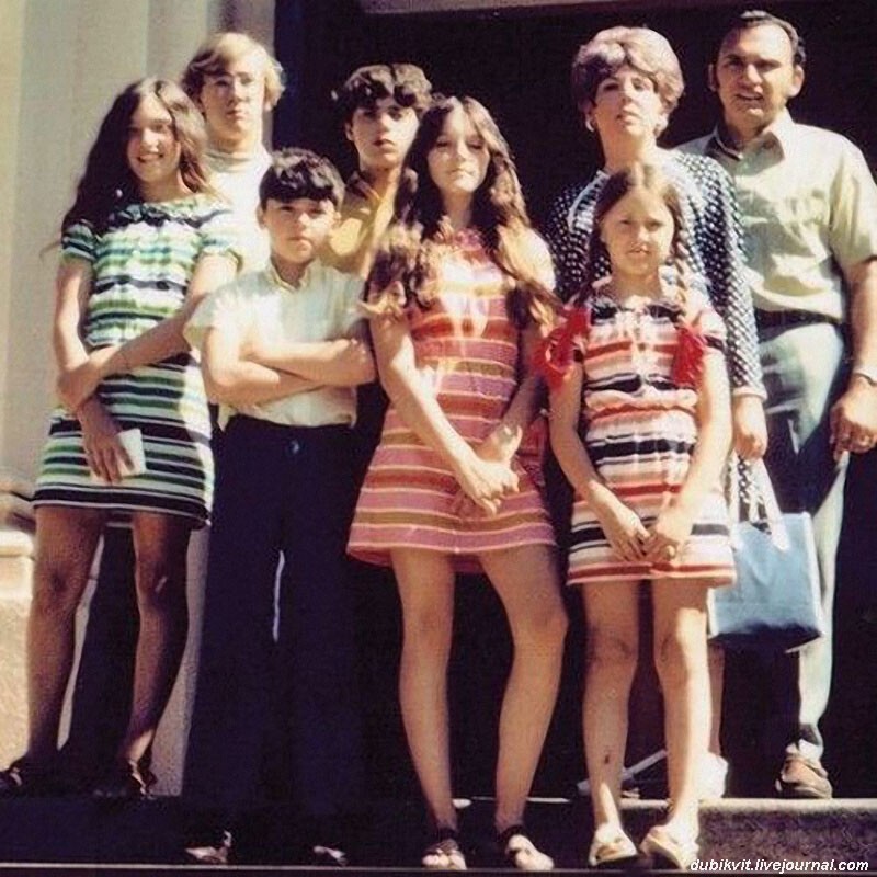 Мадонна (в середине) с семьей, 1970 г