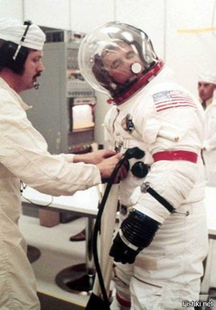 По просьбе астронавтов, на внутренней стороне шлема лунного скафандра был зак...