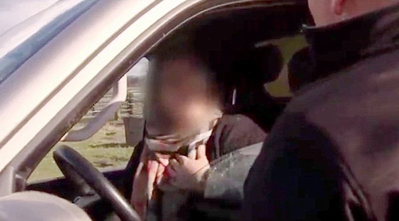 Мусульманку остановили за использование телефона во время вождения, но у нее нашлось оправдание