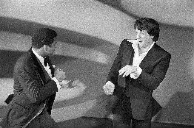 6. Сильвестр Сталлоне и Мухаммед Али на 49-й премии Оскара, 1977 год.
