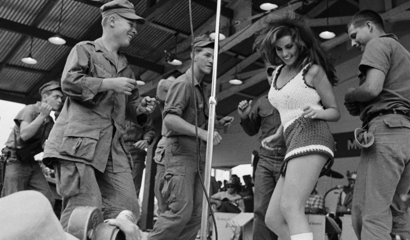 1. Ракель Уэлч (Raquel Welch) танцует вместе с солдатами, Вьетнам, 1967г.