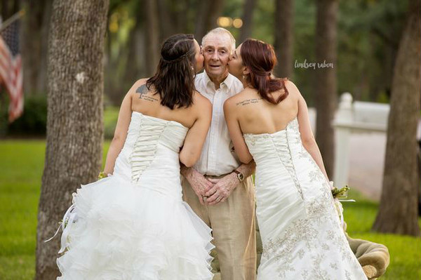 Сара и Ребекка Дункан из Техаса вытащили на денек папу из госпиталя, чтобы сделать с ним свадебную фотосессию.