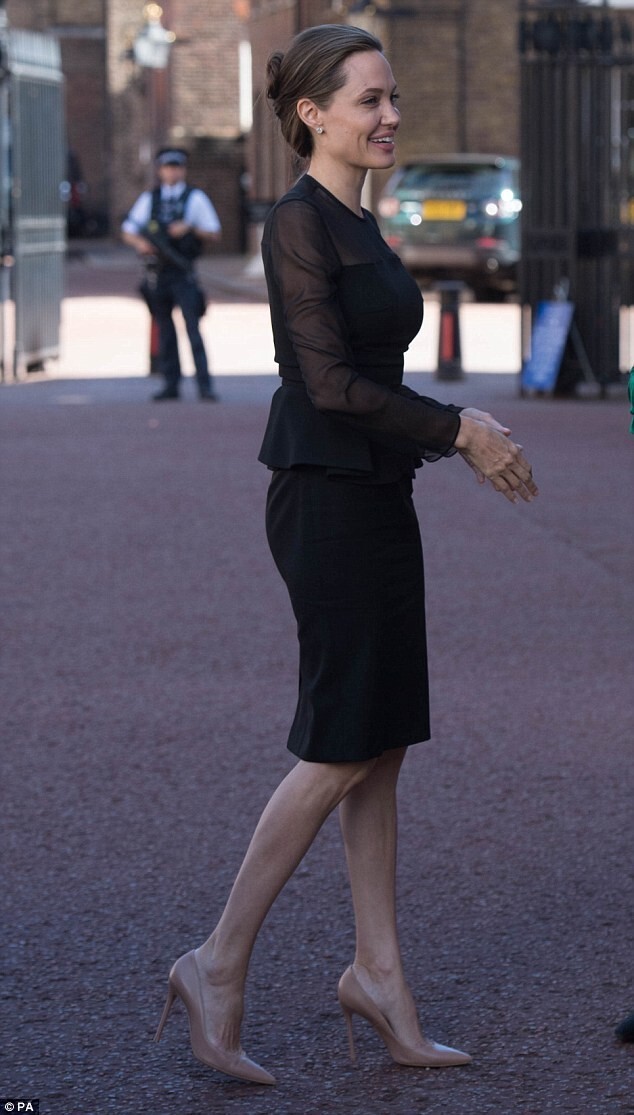 Анжелина Джоли посетила конференцию ООН в шикарном черном платье