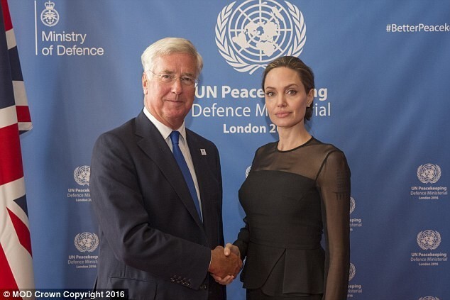 Госсекретарь по вопросам обороны Майкл Фэллон встречает специального посланника ООН, Анджелину Джоли в Ланкастер-Хаус