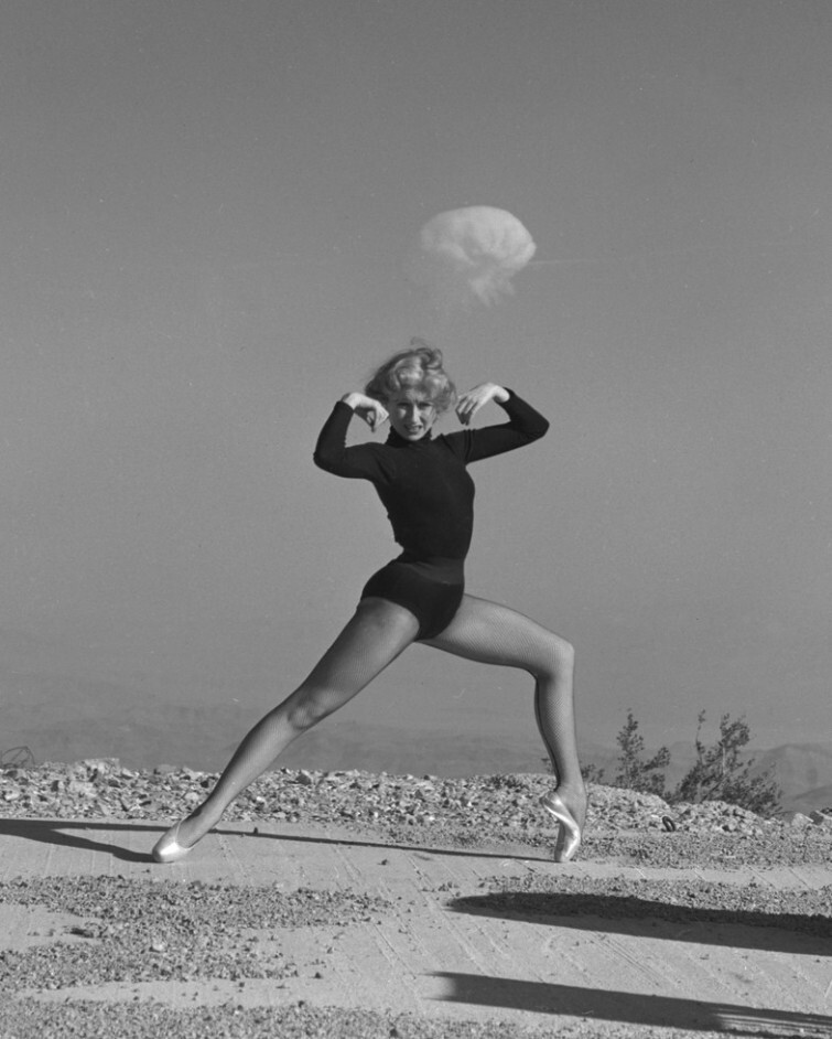Танцовщица. Позади атомный взрыв, Невада, 1950 год  