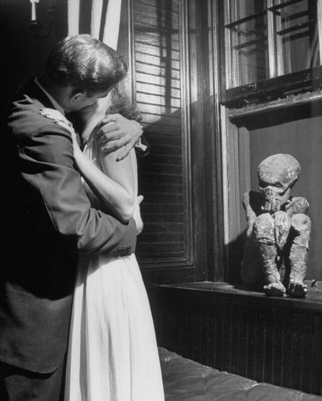 Пара студентов целуется перед мумией в музее университета Южной Флориды, 1940 год  