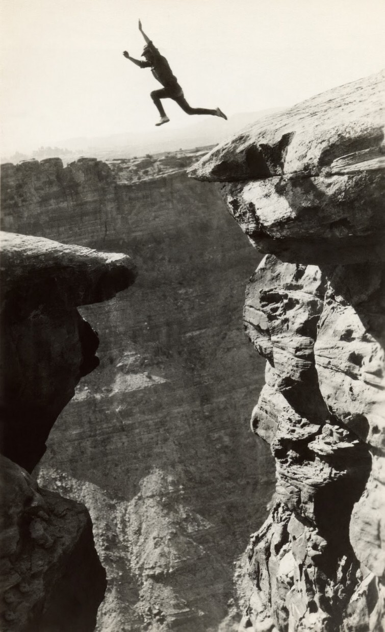 Мужчина прыгает с одного уступа на другой в Гранд-Каньоне, 1900-е  