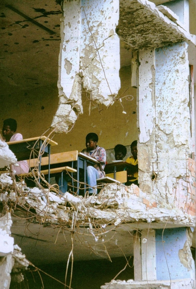  Занятия в разрушенной школе, Ангола, 1997 год  