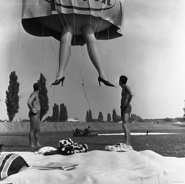 Воздушный шар в форме нижней части женщины, рекламирующий одну из фирм текстиля, по дороге на осеннюю ярмарку во Франкфурте, ФРГ, 1961 год  
