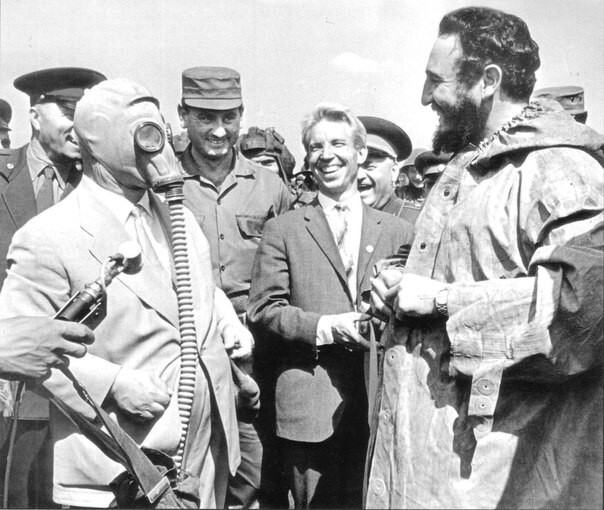 Н. С. Хрущев демонстрирует Фиделю Кастро новую модель противогаза. Москва, Кремль, 1963 год  