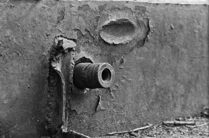 Немецкий снаряд застрял в броне советского танка КВ-1. Вторая мировая  