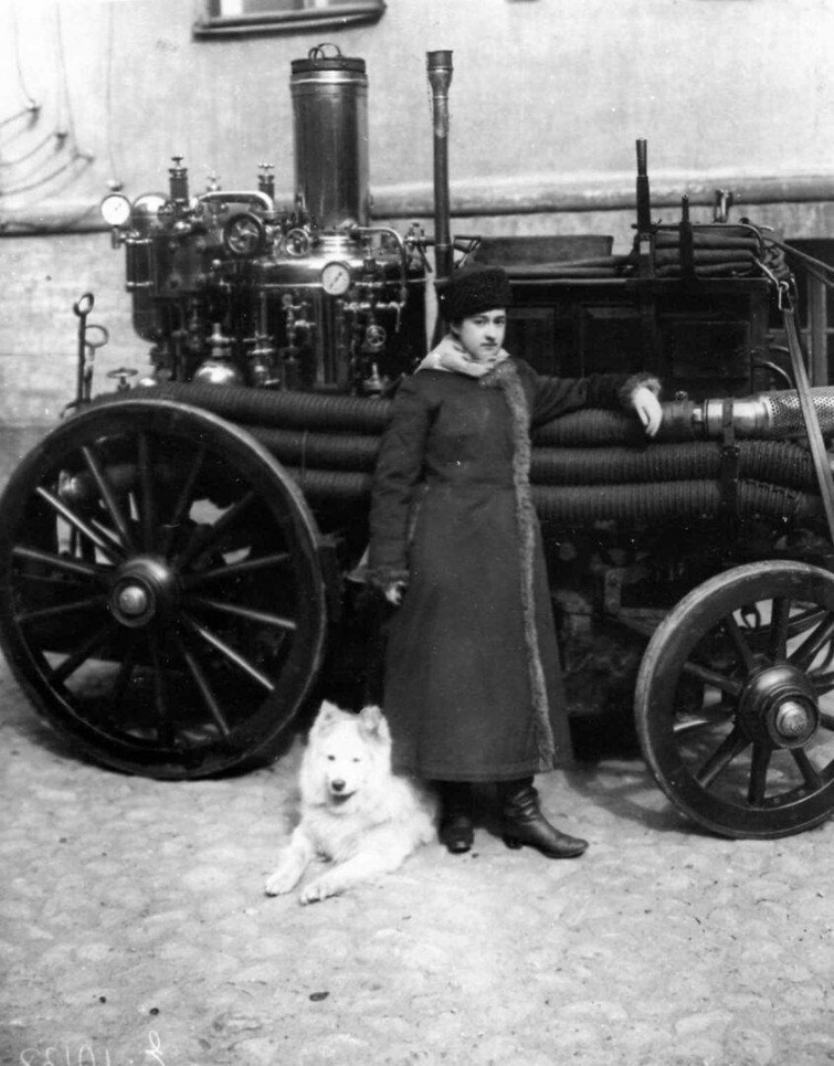 Первая женщина-пожарный России Мария Алексеевна Ермолова., Санкт-Петербург, Российская империя, 1910 год  