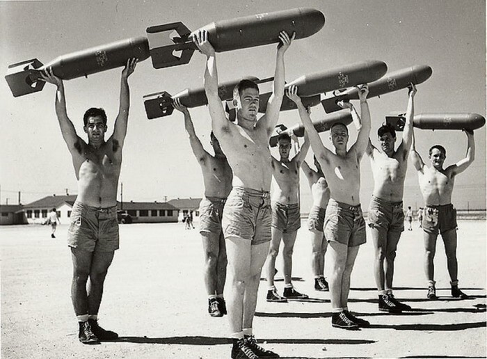 Ежедневная обычная тренировка бомбардиров со 100 фунтовыми бомбами, Вторая мировая  