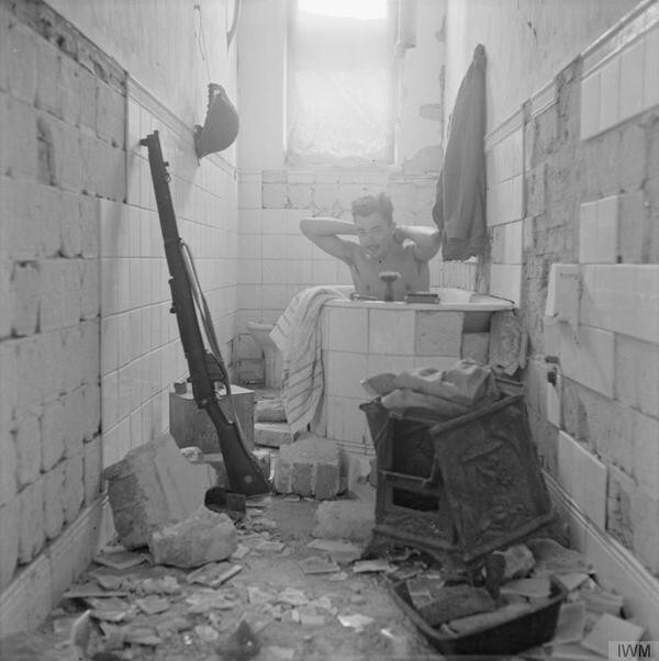 Британский солдат пользуется редкой возможностью принять ванну. Тобрук, Ливия, 17 февраля 1942 года. Вторая мировая  