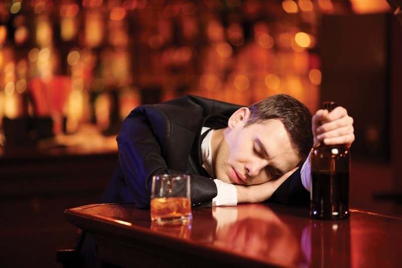 Если вы уже пьяны, но все равно продолжаете заказывать коктейли и шоты, в вашем напитке, вероятнее всего, будет мало алкоголя