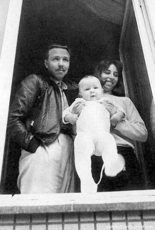 В 1986 году Гарик Сукачев жил с женой и ребенком в рабочем Тушине на первом этаже блочного дома. Фото В. Марочкина