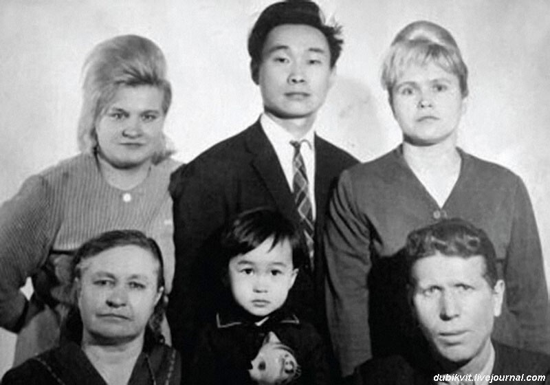 Маленький Витя Цой с родственниками (в верхнем ряду справа мать и отец)
