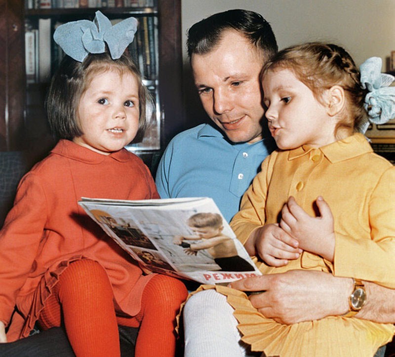 Юрий Гагарин с дочерьми Еленой и Галей