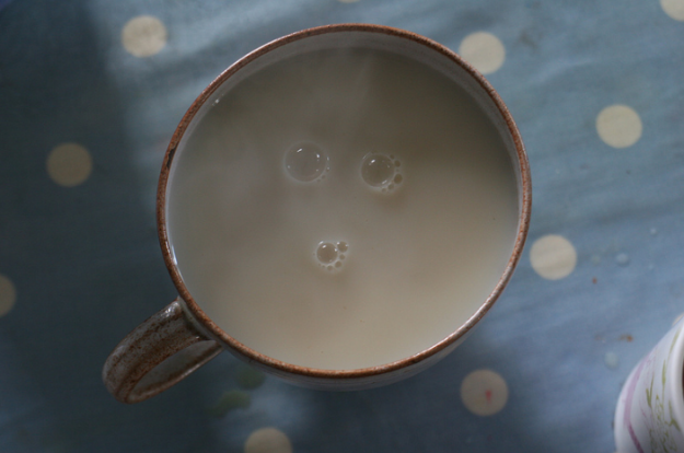Чай с молоком, похоже, в шоке