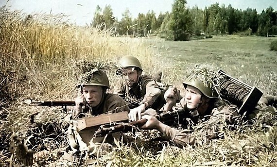 Красноармейцы-связисты Западного фронта прокладывают телефонную линию в поле. 