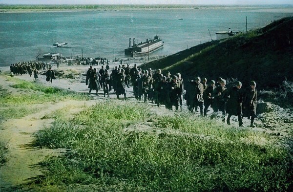 Советские части после высадки на берегу Волги под Сталинградом. 
