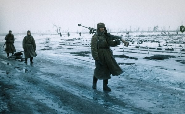  Советские бойцы (на переднем плане бронебойщик с противотанковым самозарядным ружьем образца 1941 года системы Симонова, ПТРС-41) идут по дороге возле немецкого солдатского кладбища под Брянском. 