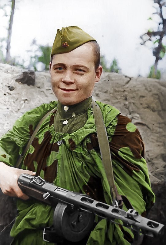 Портрет красноармейца-автоматчика с пистолетом-пулеметом системы Шпагина (ППШ). 