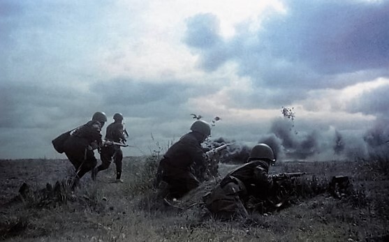 Бойцы гвардии старшего сержанта Г.Ф. Фролченко идут в атаку на Харьковском направлении. 