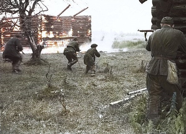  Партизаны выбивают из деревни немецкий отряд. 