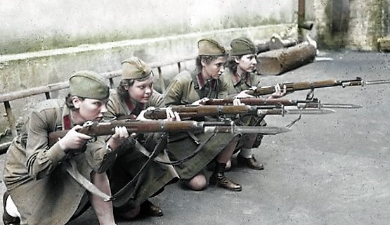 1941 год. Женщины во время обучения стрельбе из винтовки