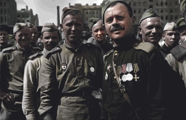 12 июля 1945 года. Демобилизованные воины, прибывшие в Ленинград с одним из первых эшелонов.  Фотограф: Николай Хандогин