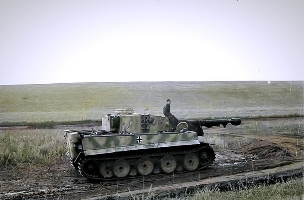 Немецкий солдат на танке Pz.Kpfw. VI «Тигр» в окрестностях хутора Калинин, вблизи Прохоровки. 