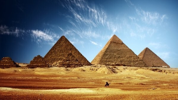  "...Все же вынуждены признать, что до сих пор не выдвинуто ни одной более-менее правдоподобной гипотезы относительно способа строительства пирамид Древнего Египта".