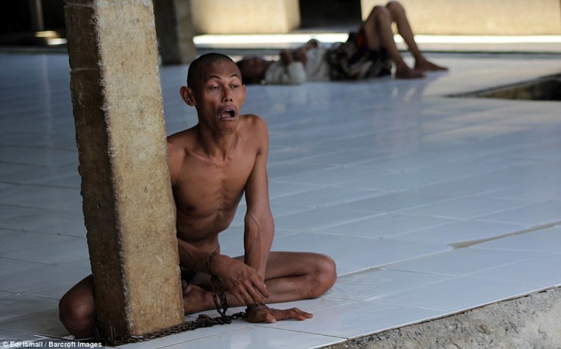 Обнаженные, голодные, в ржавых цепях: ужасные фото психиатрической лечебницы в Индонезии