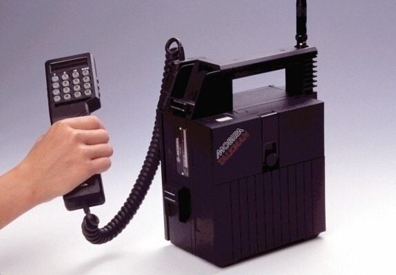 Мобильный телефон Nokia Mobira Talkman 1984. С большим зарядным аккумулятором.