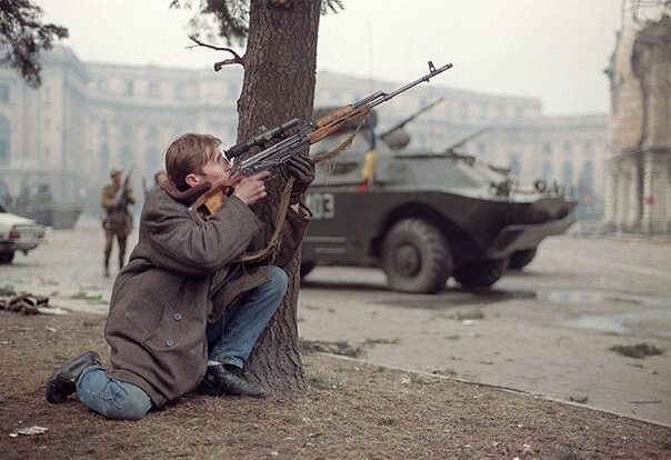 Румынский повстанец со снайперской винтовкой PSL, Бухарест, Румынская революция, декабрь 1989 года.