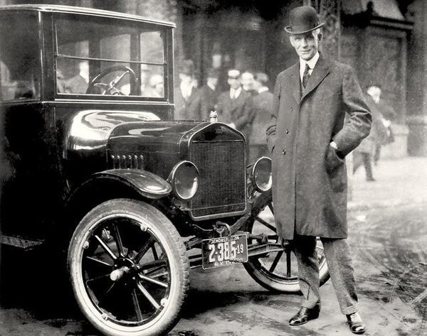 Генри Форд рядом со своим легендарным детищем - доступным автомобилем «Model T». США. 1921 г.