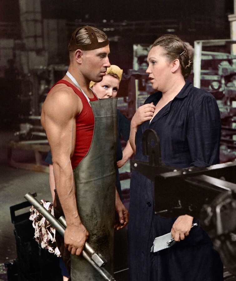 Рабочий и руководитель на автомобильном заводе, 1954 год  