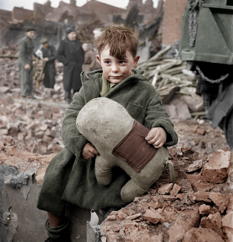 Мальчик с плюшевой игрушкой, оставшийся сиротой после бомбёжки. Лондон, 1945