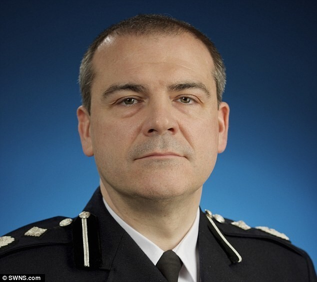 Закрой личико! Начальник британской полиции готов позволить носить паранджу офицерам-мусульманкам
