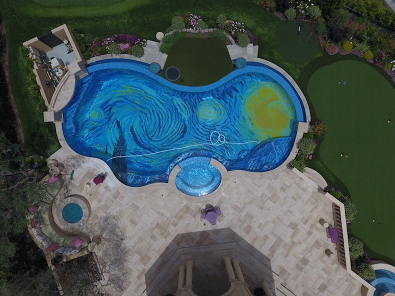 Калифорниец оформил свой бассейн в стиле известной картины Винсента Ван Гога «Звездная ночь» 