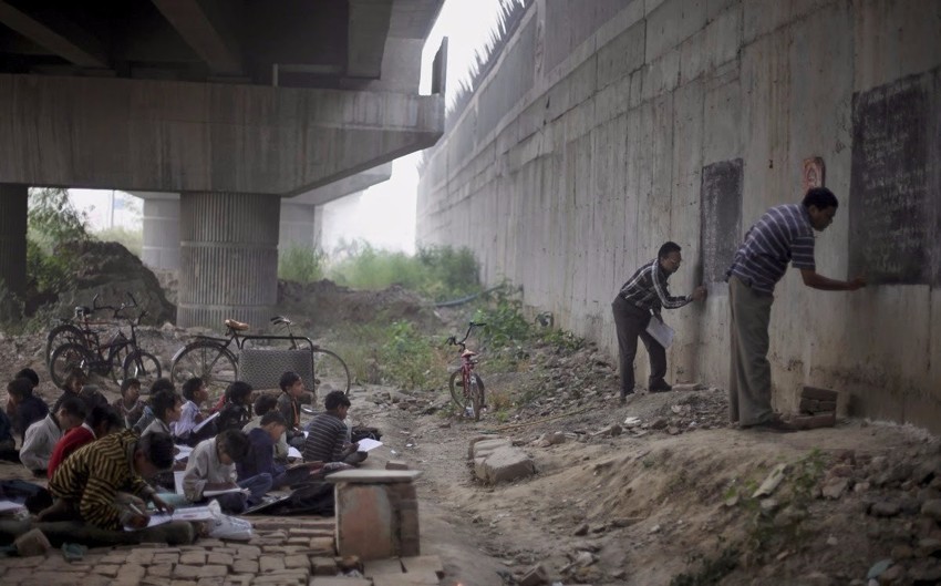 Учителя в Индии дают уроки бездомным детям.